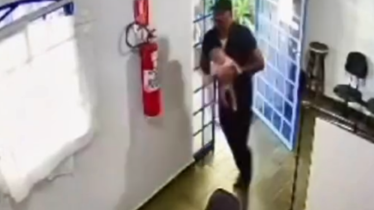 Policiais prestaram os primeiros socorros ao bebê engasgado em Uruaçu (Foto reprodução PTCGO)