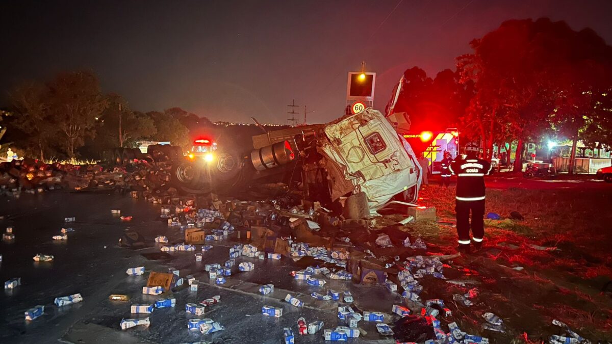 Tombamento de carreta deixa vítima fatal na GO-139 em Caldas Novas