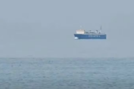 Imagem de navio voador é ilusão de óptica (Foto reprodução Instagram)