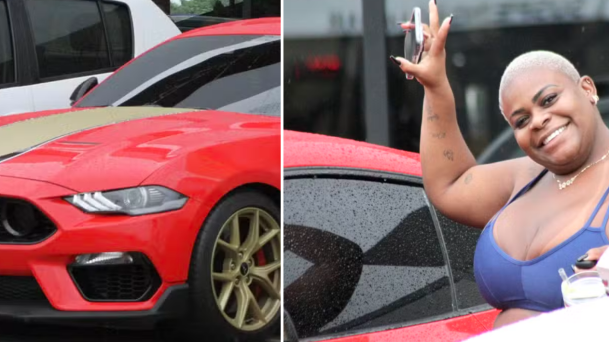 Jojo Todynho com seu carrão na saída da academia (Foto Sandro Cardozo)