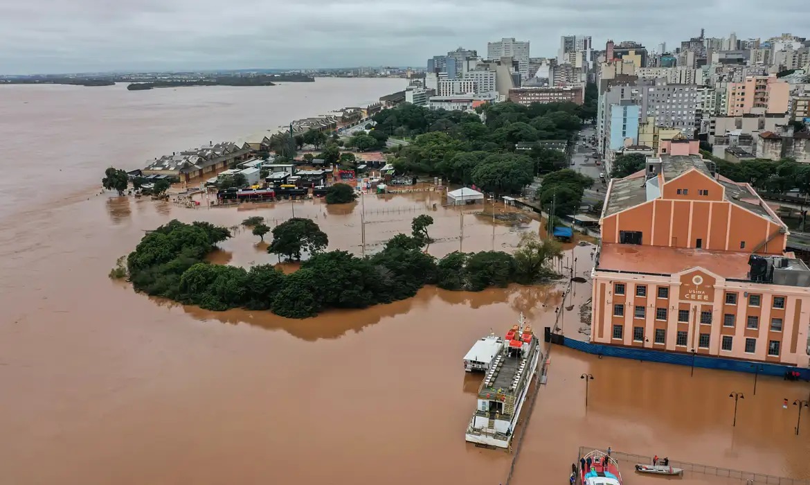 Guaíba sobe e pode manter Porto Alegre inundada por 1 mês