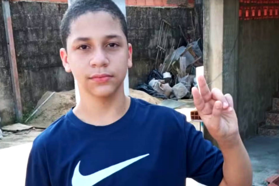 Carlos Teixeira Nazara, 13, morreu uma semana após dois colegas pularem sobre suas costas dentro de uma escola estadual em Praia Grande (SP) - Reprodução/TV Record
