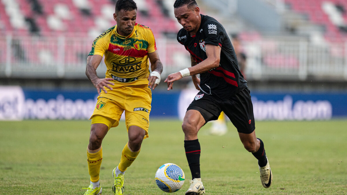Luiz Fernando sendo marcado contra o Brusque