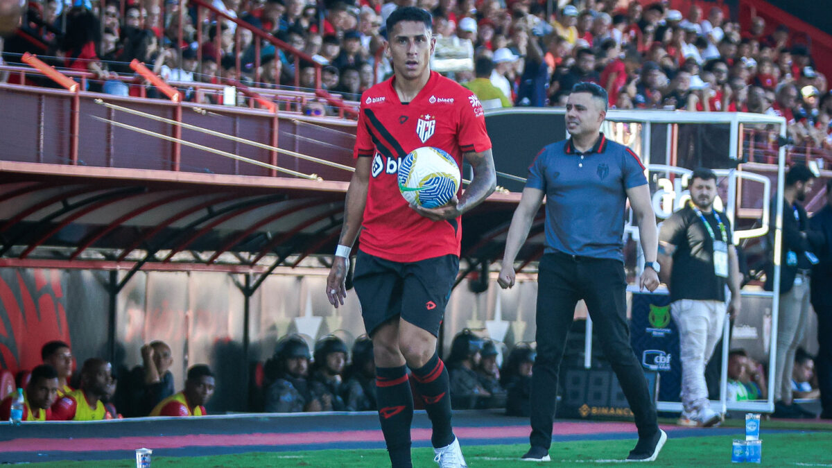 Bruno Tubarão cobrando lateral no Accioly
