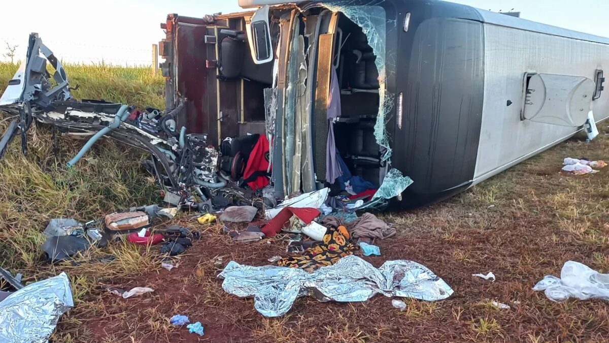 Ônibus que saiu de SP para Caldas Novas tomba e motorista morre; passageiros ficam feridos