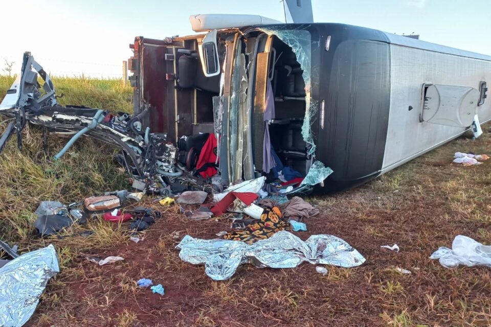Ônibus que saiu de SP para Caldas Novas tomba e motorista morre; passageiros ficam feridos