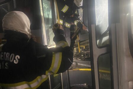 Ônibus escolar não tinha passageiros no momento do incêndio (Foto CBMGO)