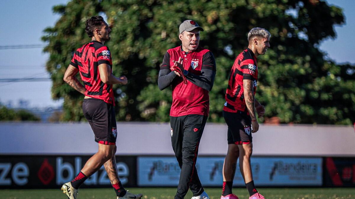 Jair Ventura orientando treino