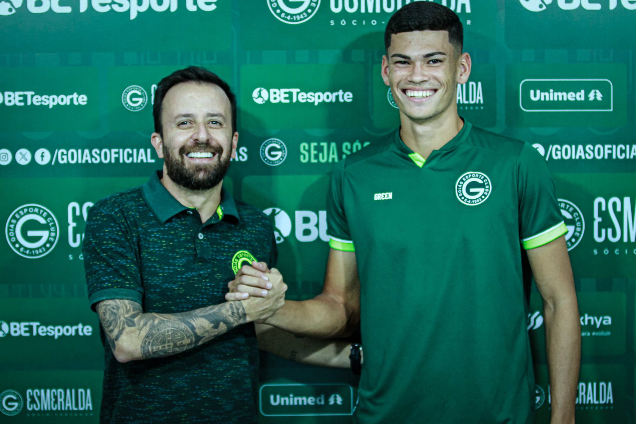 Goiás garante renovação de zagueiro de sua base por mais duas temporadas