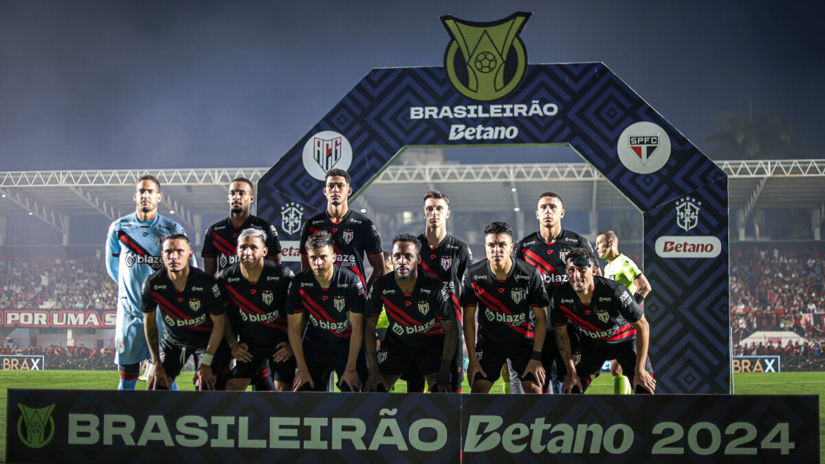 Jogadores do Atlético Goianiense perfilados antes do jogo contra o São Paulo