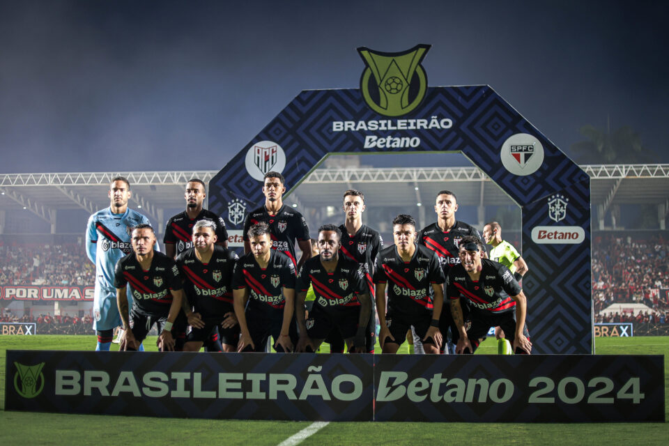Jogadores do Atlético Goianiense perfilados antes do jogo contra o São Paulo