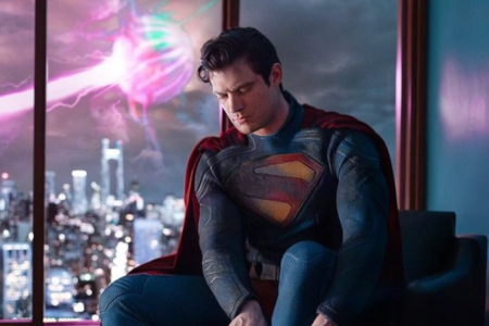 O diretor James Gunn revelou nesta segunda-feira (6) a primeira imagem oficial de David Corenswet como o novo Superman da DC nos cinemas.