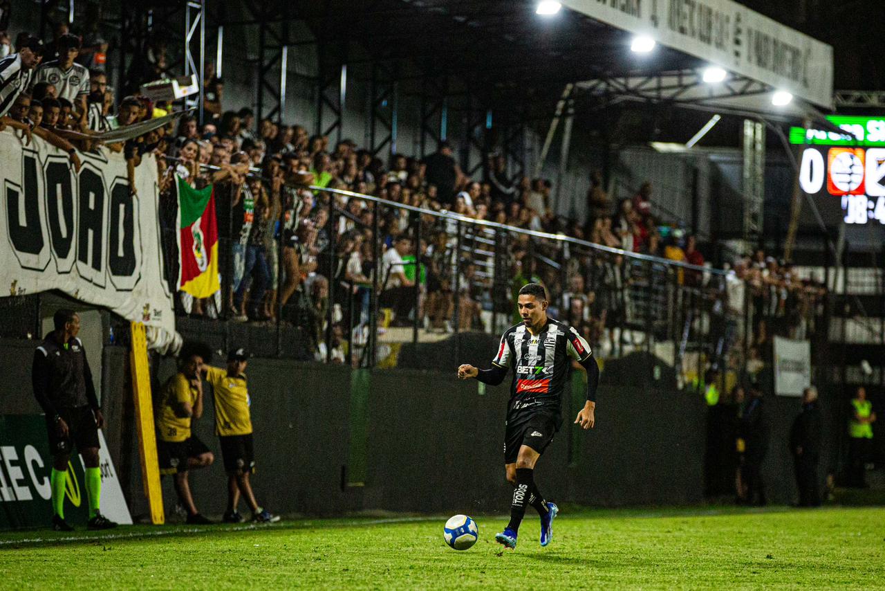 Lateral-direito do Athletic Club, próximo adversário da Aparecidense, vibra com invencibilidade na Série C