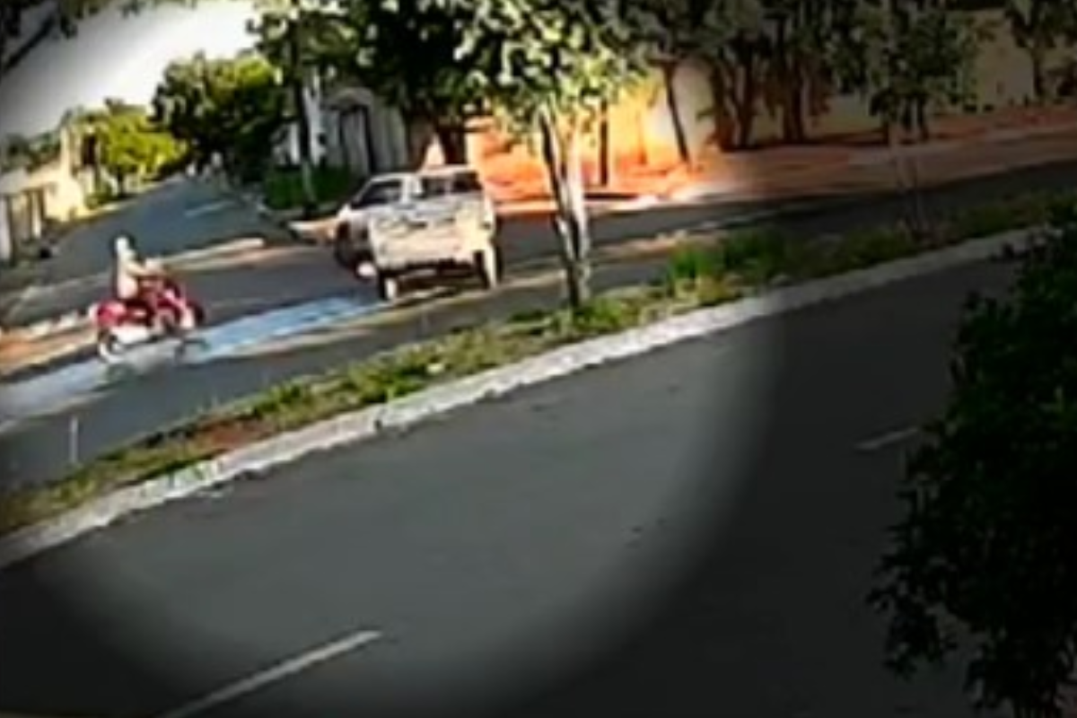 Moto bate em carretinha em Goiânia (Foto: Reprodução)