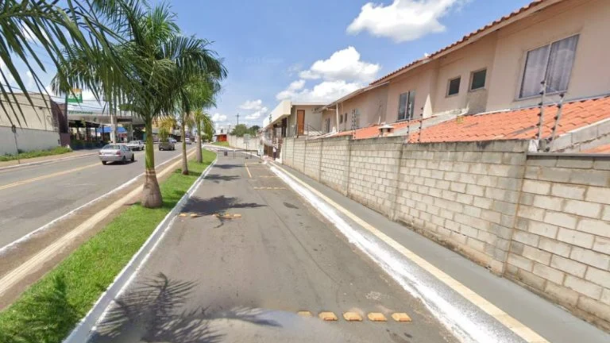 Mulher é suspeita de pular muro de condomínio para agredir ex-namorado e atual dele em Goiânia (Google Street View)