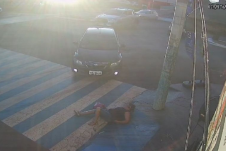 Carro atinge idosa na faixa de pedestre em Rio Verde (Foto: Reprodução)