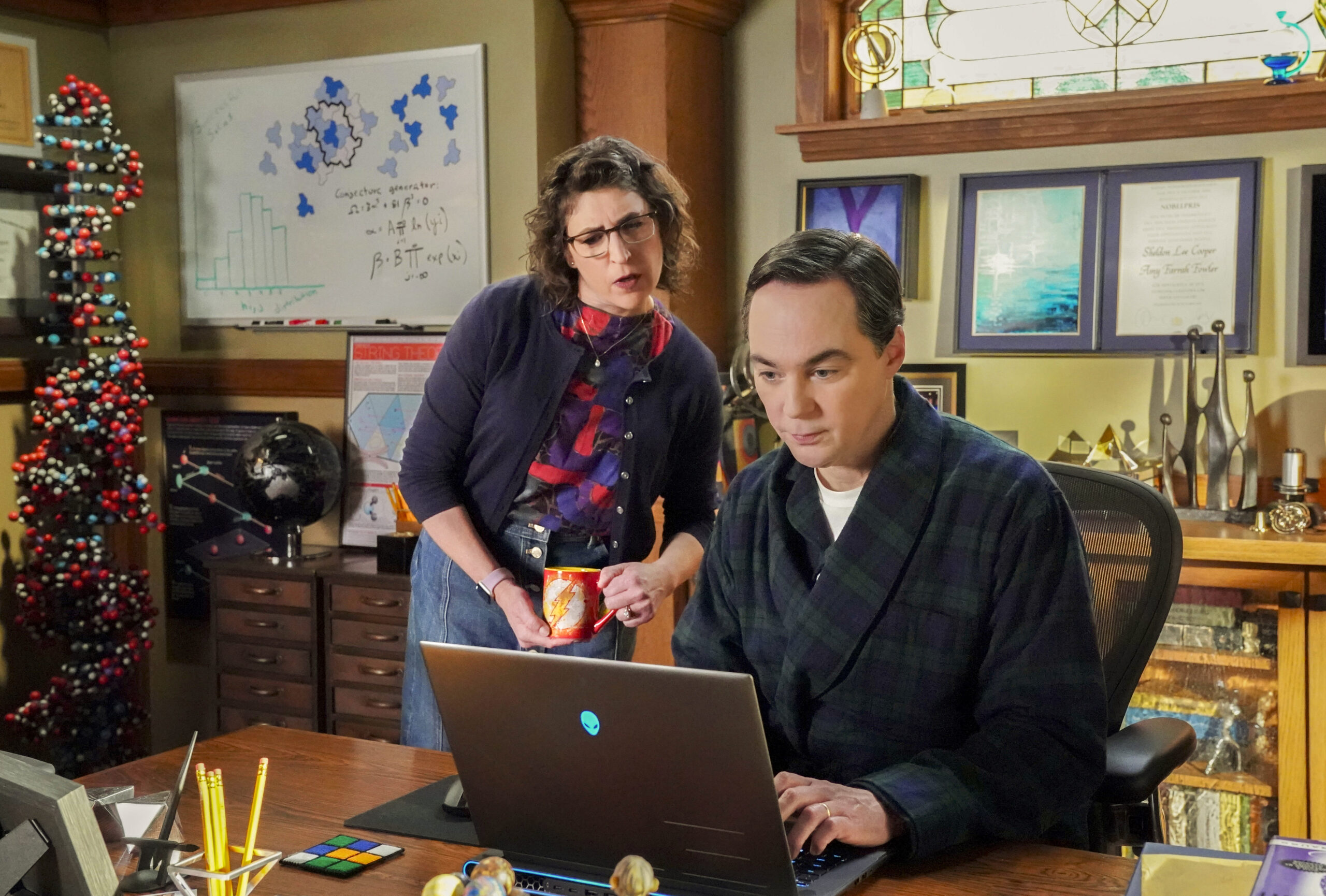 Jim Parsons e Mayim Bialik vão retornar como Sheldon e Amy, de "The Big Bang Theory", no último episódio da temporada final de "Jovem Sheldon".