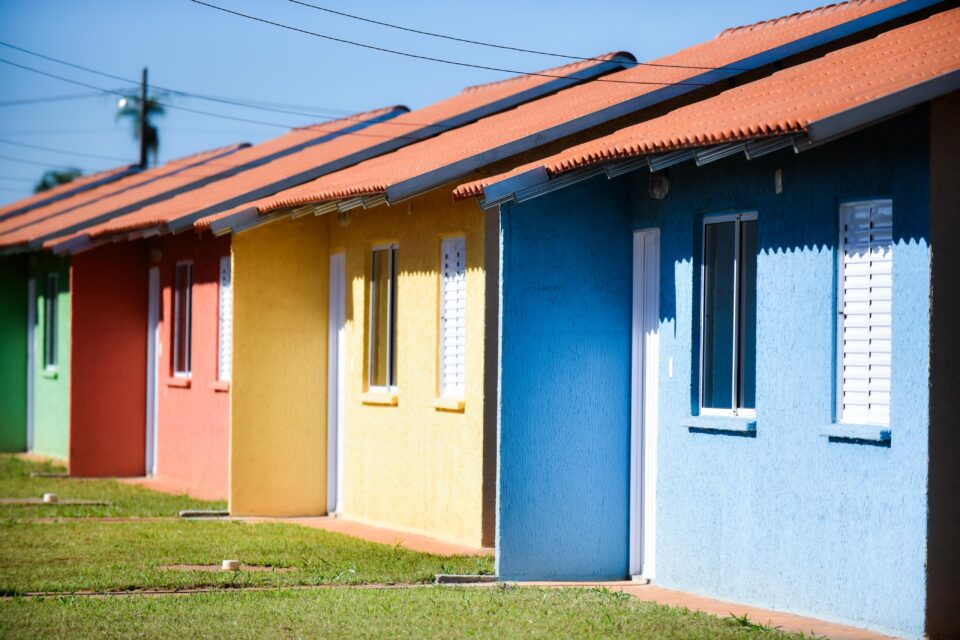 Casas a custo zero foram entregues em Jussara e Buriti de Goiás (Foto: Secom Goiás)