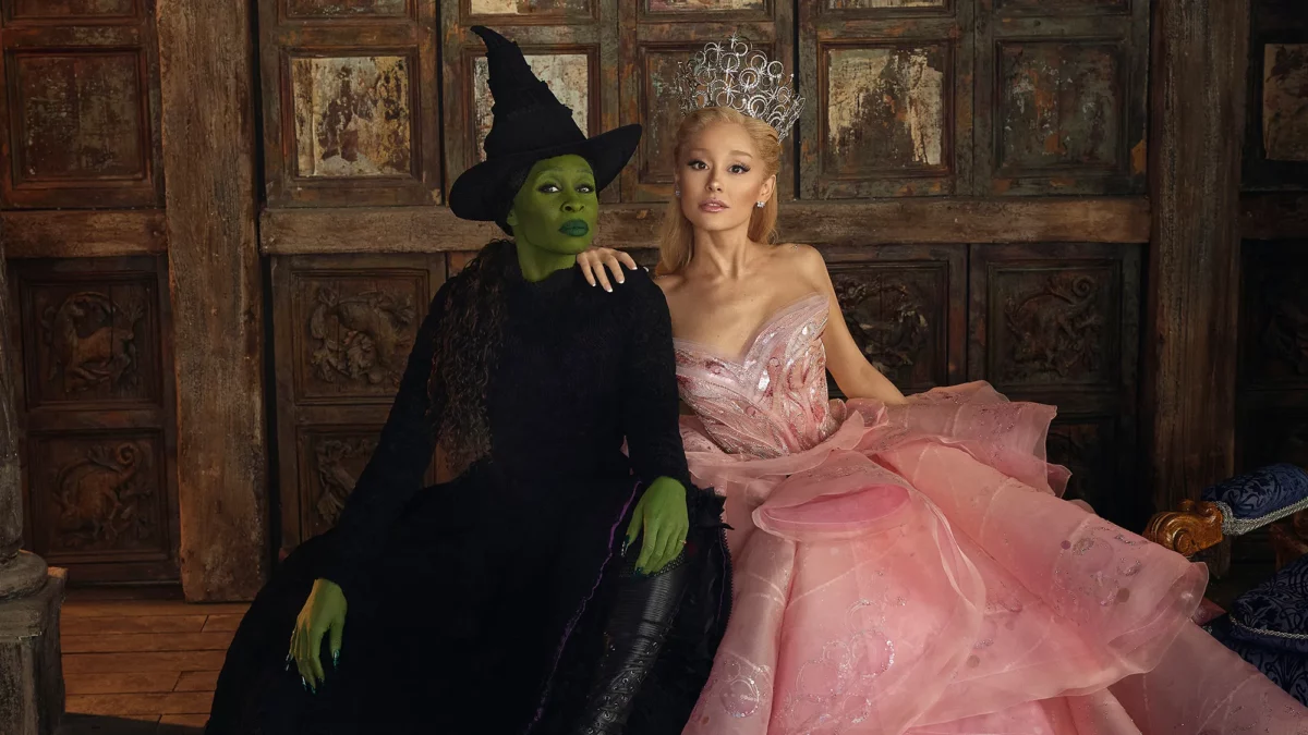 A Warner Bros. divulgou um vídeo especial mostrando os bastidores da adaptação cinematográfica de “Wicked”, dirigido por Jon M. Chu e estrelado por Cynthia Erivo e Ariana Grande.