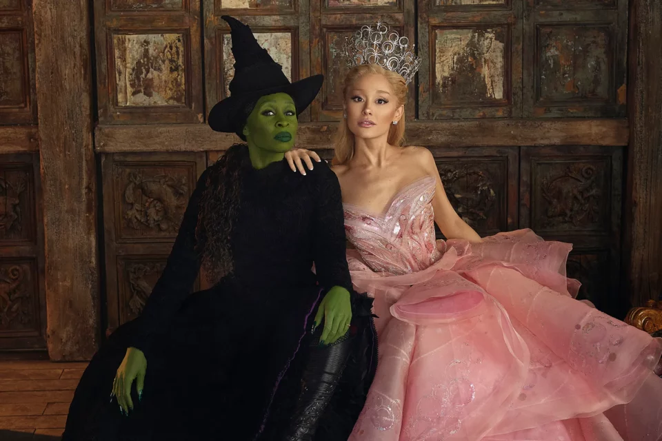 A Warner Bros. divulgou um vídeo especial mostrando os bastidores da adaptação cinematográfica de “Wicked”, dirigido por Jon M. Chu e estrelado por Cynthia Erivo e Ariana Grande.