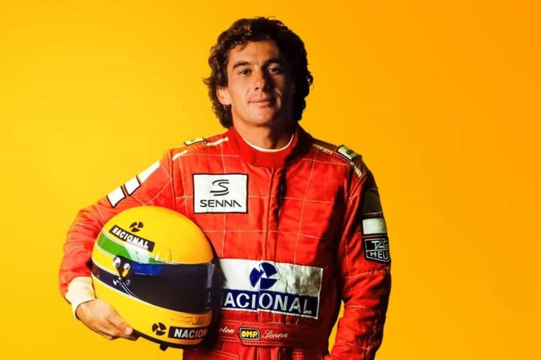 Ayrton Senna com capacete tradicional na Fórmula 1