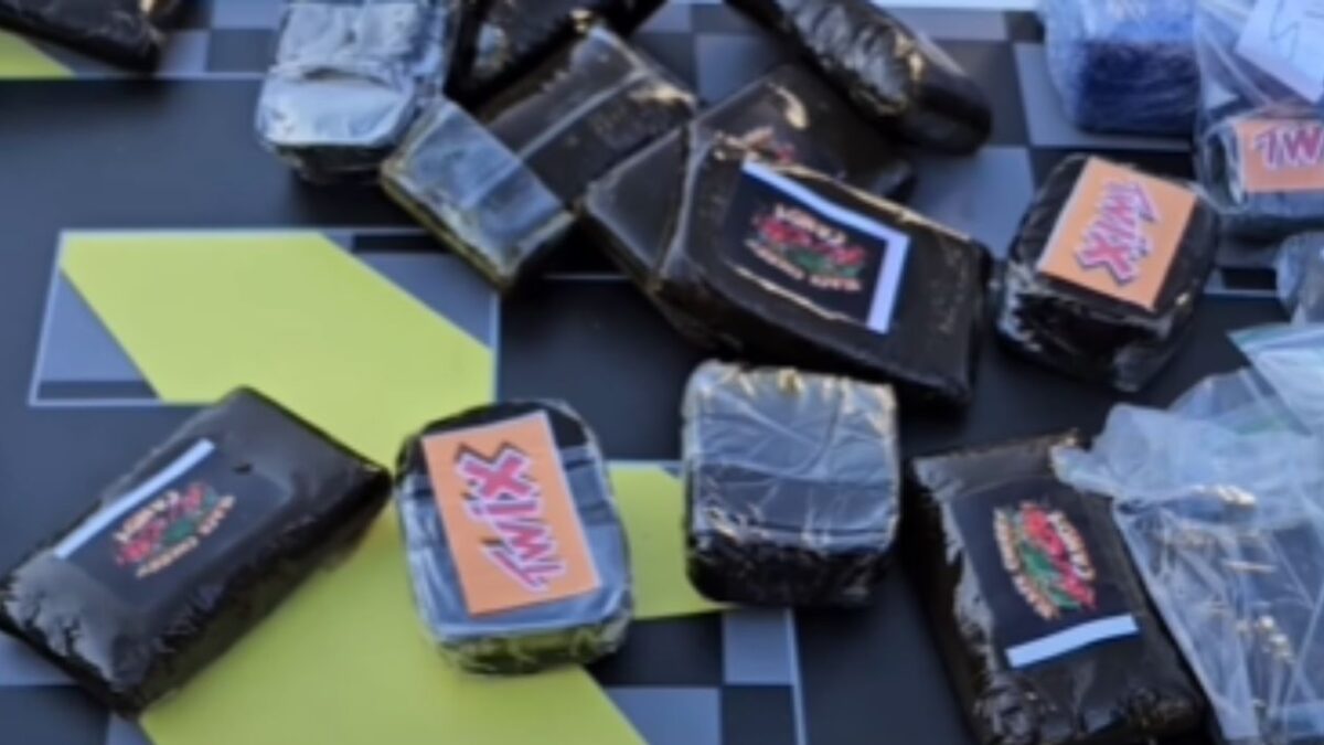 Criminosos tinham até logotipo para identificação da droga (Foto PMGO)