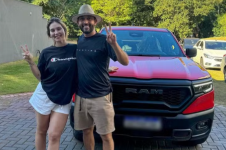 Virgínia Fonseca e o irmão presenteado com o carro (Foto reprodução Instagram)