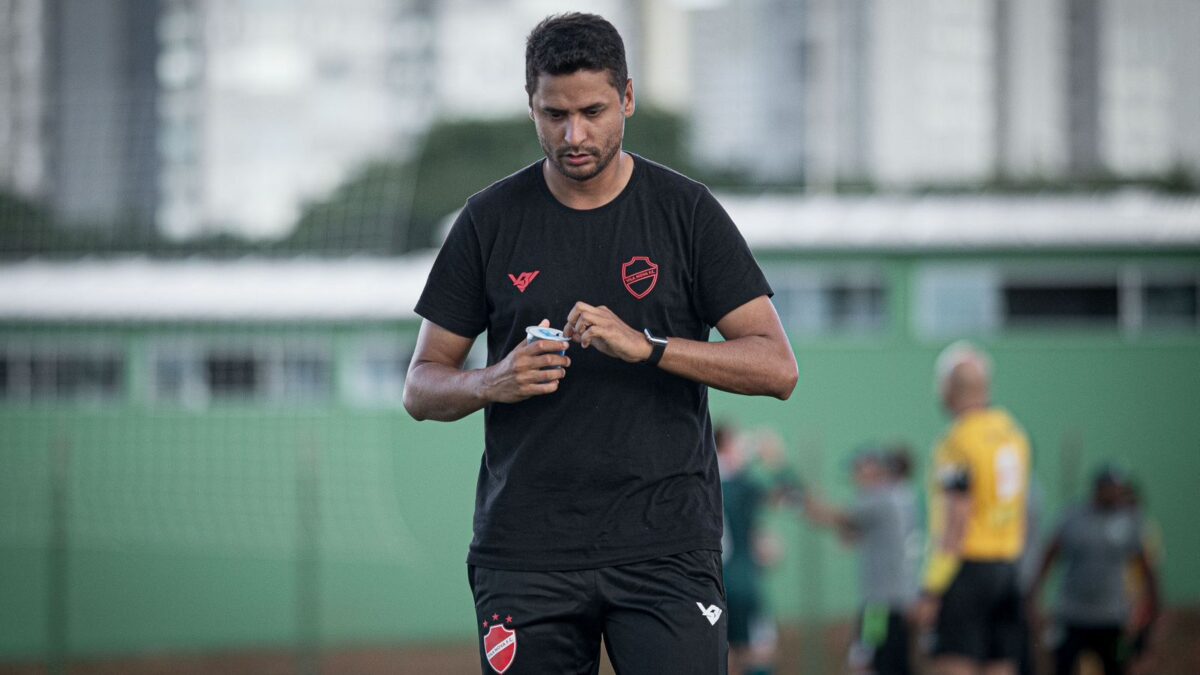Tutti Mendes treinador do Vila Nova Sub-20