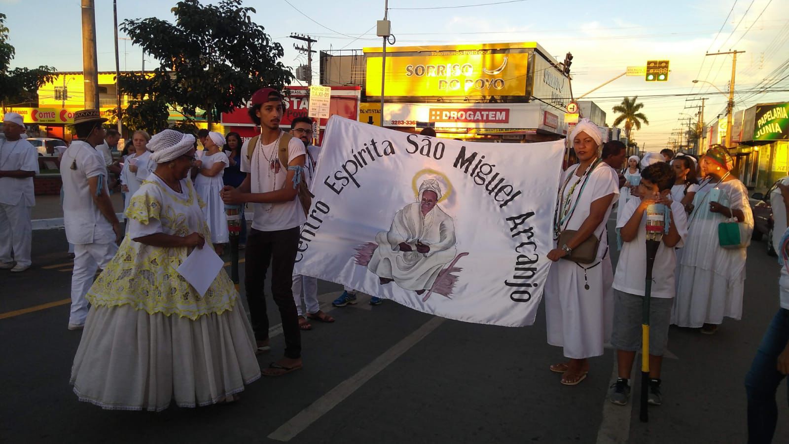 Mais de 30 terreiros se reúnem em procissão em homenagem aos Pretos Velhos em Goiânia