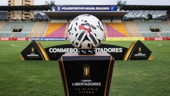 Bola e totem oficial da Copa Libertadores 2024