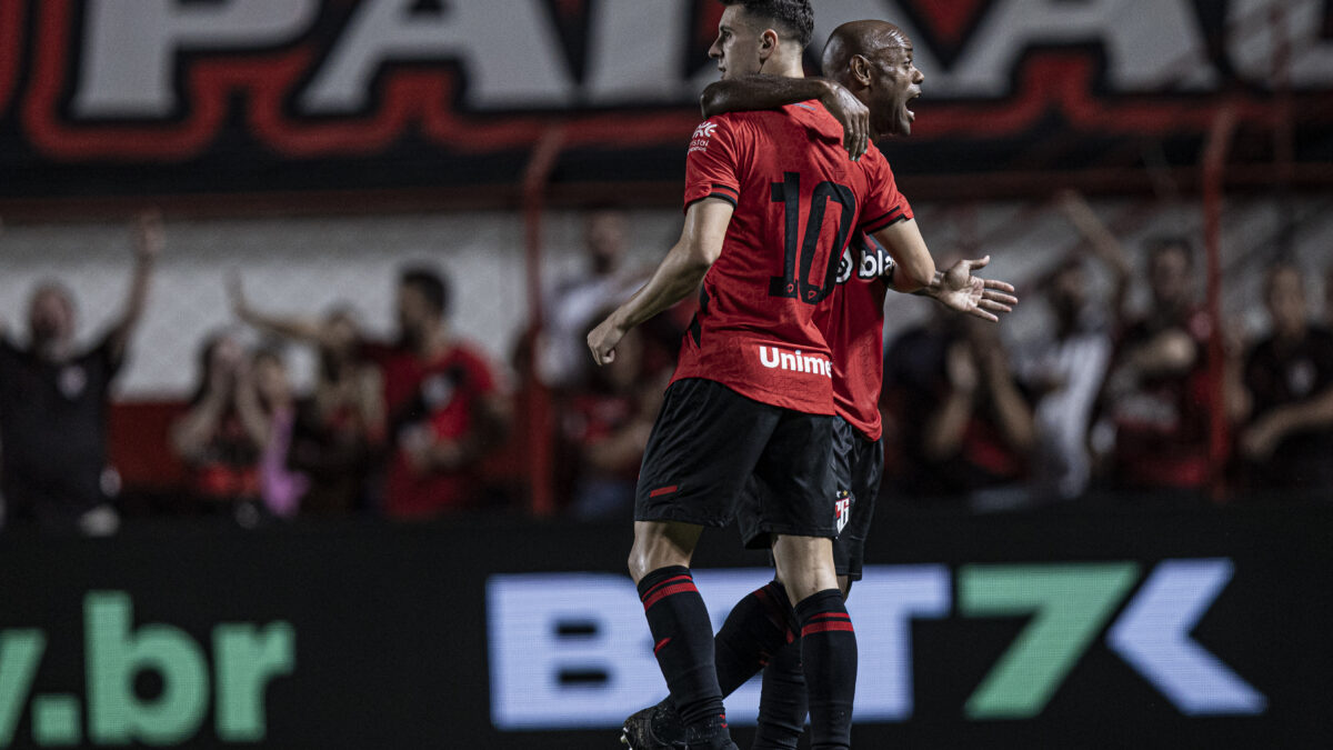 Shaylon e Vagner Love comemorando gol marcado no Accioly