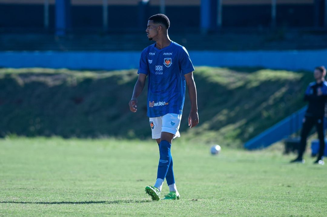 Meia assina contrato profissional com Grêmio Anápolis, que também garante renovação de atacante