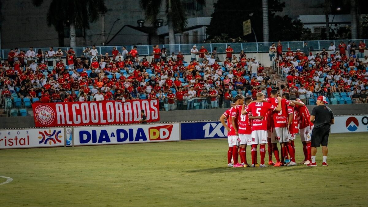 Jogadores do Vila Nova no estádio Olímpico