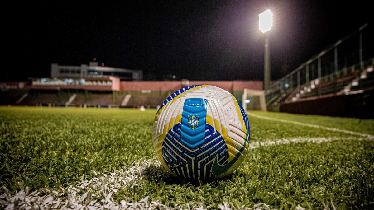 Bola oficial da temporada da CBF no gramado