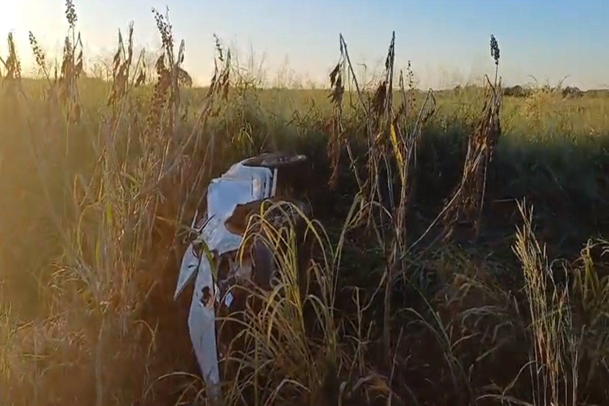 Goiás: motorista morre ao ser arremessado para fora de camionete após capotamento na BR-060