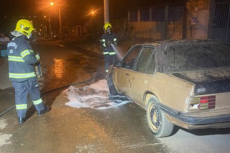 Carro pega fogo em avenida de Luziânia Ninguém se feriu