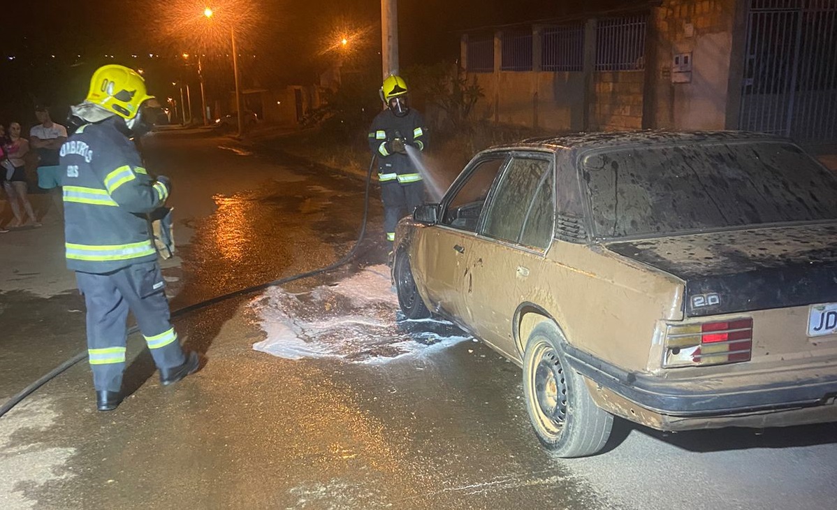 Carro pega fogo em avenida de Luziânia