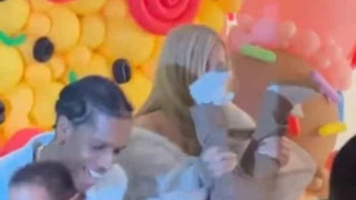 Rihanna é criticada após segurar filho mais velho de ponta-cabeça durante festa de aniversário