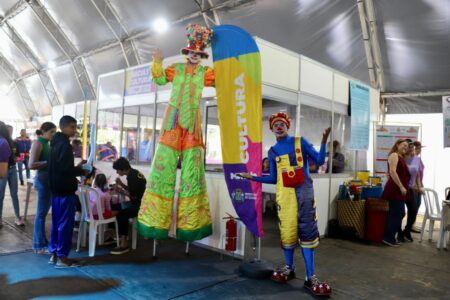 Goiânia recebe programação cultural com shows, teatro infantil, circo e show de drags