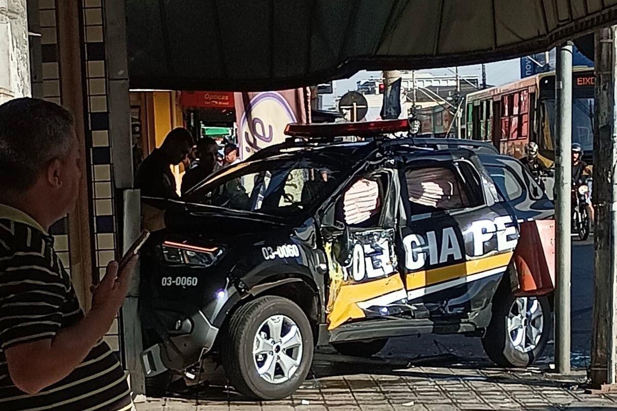 Goiânia: viatura da Polícia Penal se envolve em acidente com caminhão no Setor Campinas