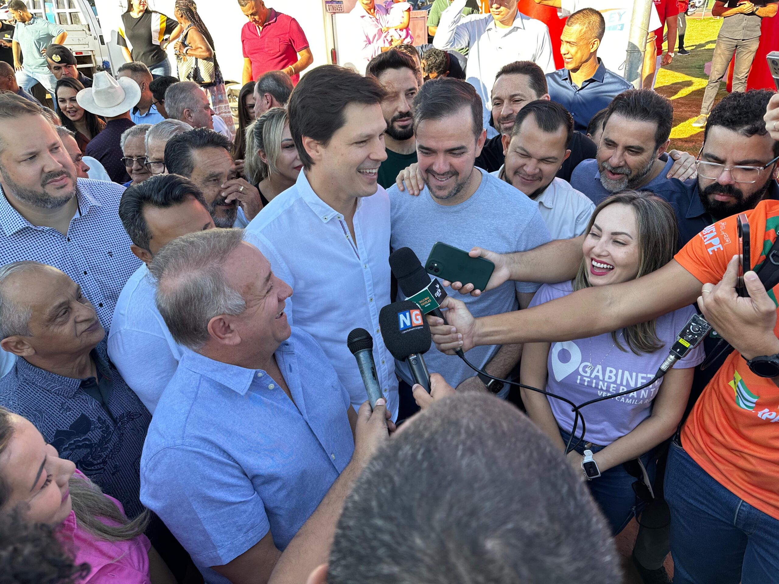Ao lado de Daniel e Gustavo, prefeito Vilmar inaugura nova praça na Avenida Igualdade 