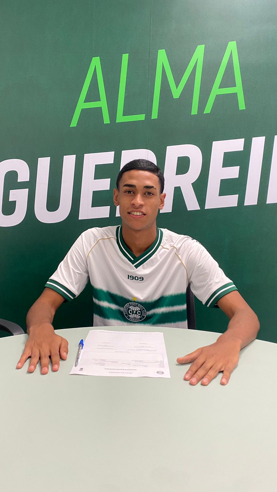 Após deixar o Goiás, Guilherme assina contrato profissional com o Coritiba