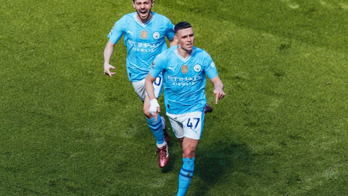 Phil Foden comemorando gol marcado