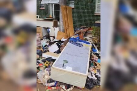 Centro de Porto Alegre tomado por lixo (Foto: Reprodução)