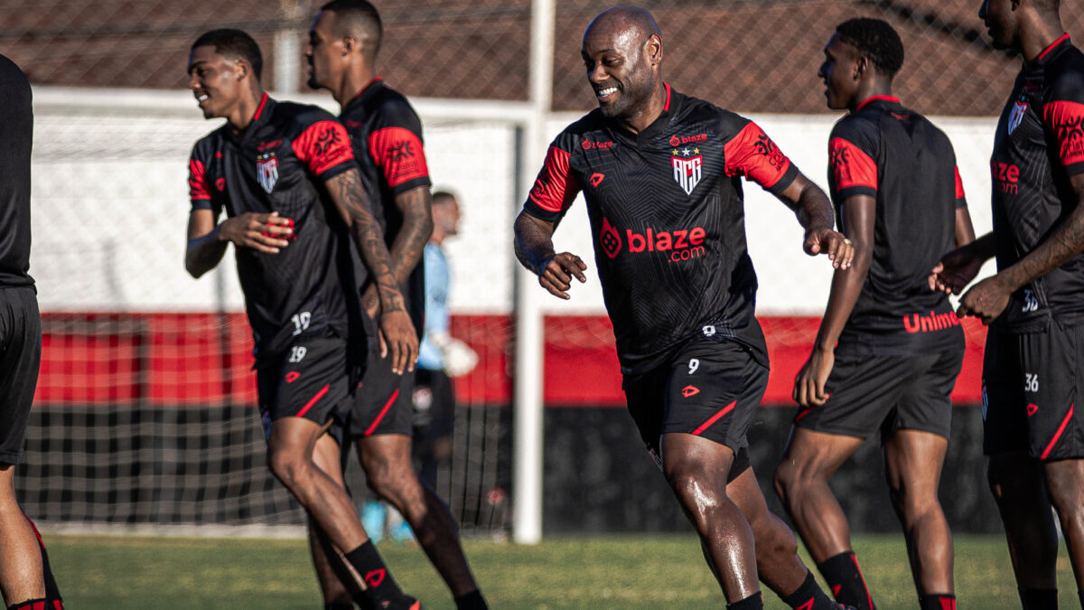 Vagner Love sorrindo em treino no CT