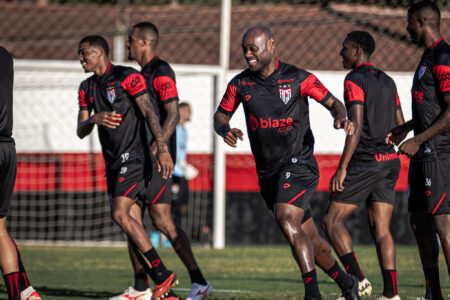 Vagner Love sorrindo em treino no CT