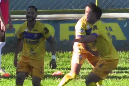 Thiago Pará comemorando o gol da virada do Iporá diante do Capital-TO