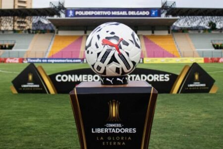 Bola e totem oficial da Copa Libertadores em campo 2024