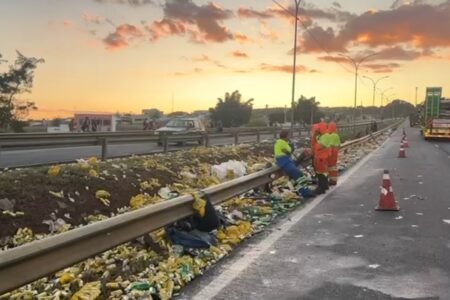 Incidente com caminhão de bebidas derrama carga em Anápolis