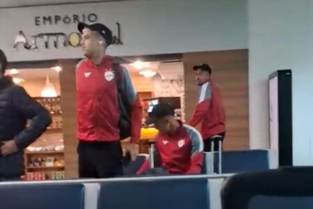 Jogadores do Vila Nova no aeroporto em Belém